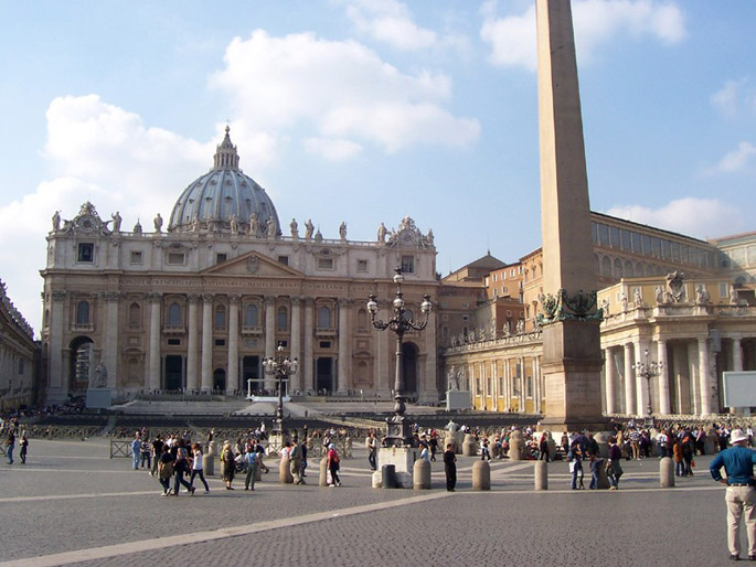 Fassade des Petersdom in Rom
